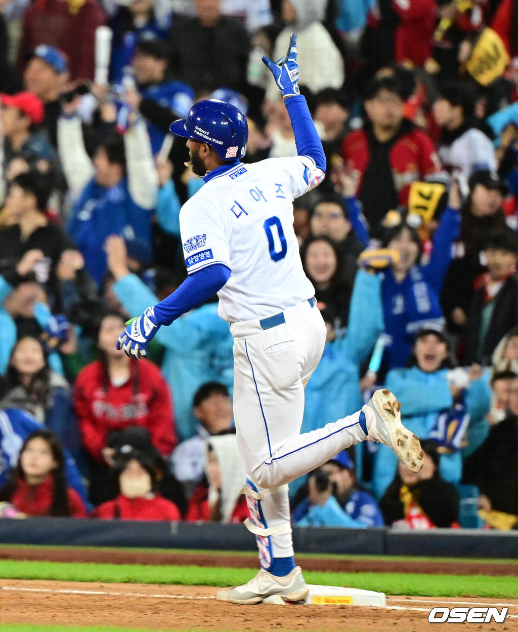 27일 대구삼성라이온즈파크에서 2026 신한 SOL KBO 플레이오프 2차전 삼성 라이온즈와 KIA 타이거즈의 경기가 열렸다.삼성은 아리엘 후라도, KIA는 애덤 올러가 선발로 나섰다.3회말 2사 1루에서 삼성 디아즈가 우중월 투런포를 날리며 세리머니를 하고 있다. 2026.10.27 / jpnews@osen.co.kr