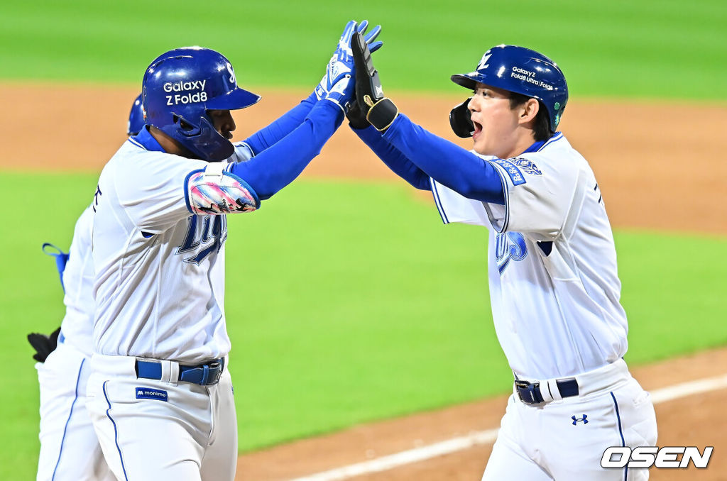 27일 대구삼성라이온즈파크에서 2026 신한 SOL KBO 플레이오프 2차전 삼성 라이온즈와 KIA 타이거즈의 경기가 열렸다. 홈팀 삼성은 후라도가, 방문팀 KIA는 올러가 선발 출전했다.삼성 라이온즈 디아즈가 3회말 2사 1루 우중월 2점 홈런을 치고 하이파이브를 하고 있다. 2026.10.27 / foto0307@osen.co.kr