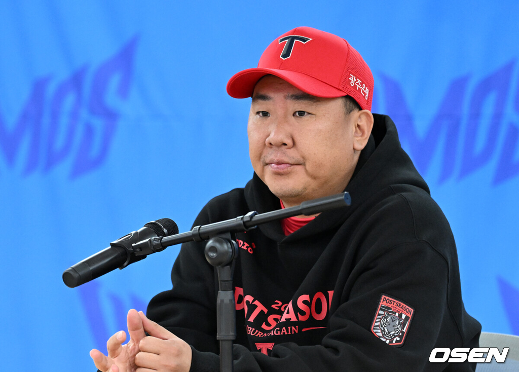 27일 대구삼성라이온즈파크에서 2026 신한 SOL KBO 플레이오프 2차전 삼성 라이온즈와 KIA 타이거즈의 경기가 열렸다.삼성은 아리엘 후라도, KIA는 애덤 올러가 나섰다.KIA 이범호 감독이 인터뷰를 하고 있다. 2026.10.27 /sunday@osen.co.kr
