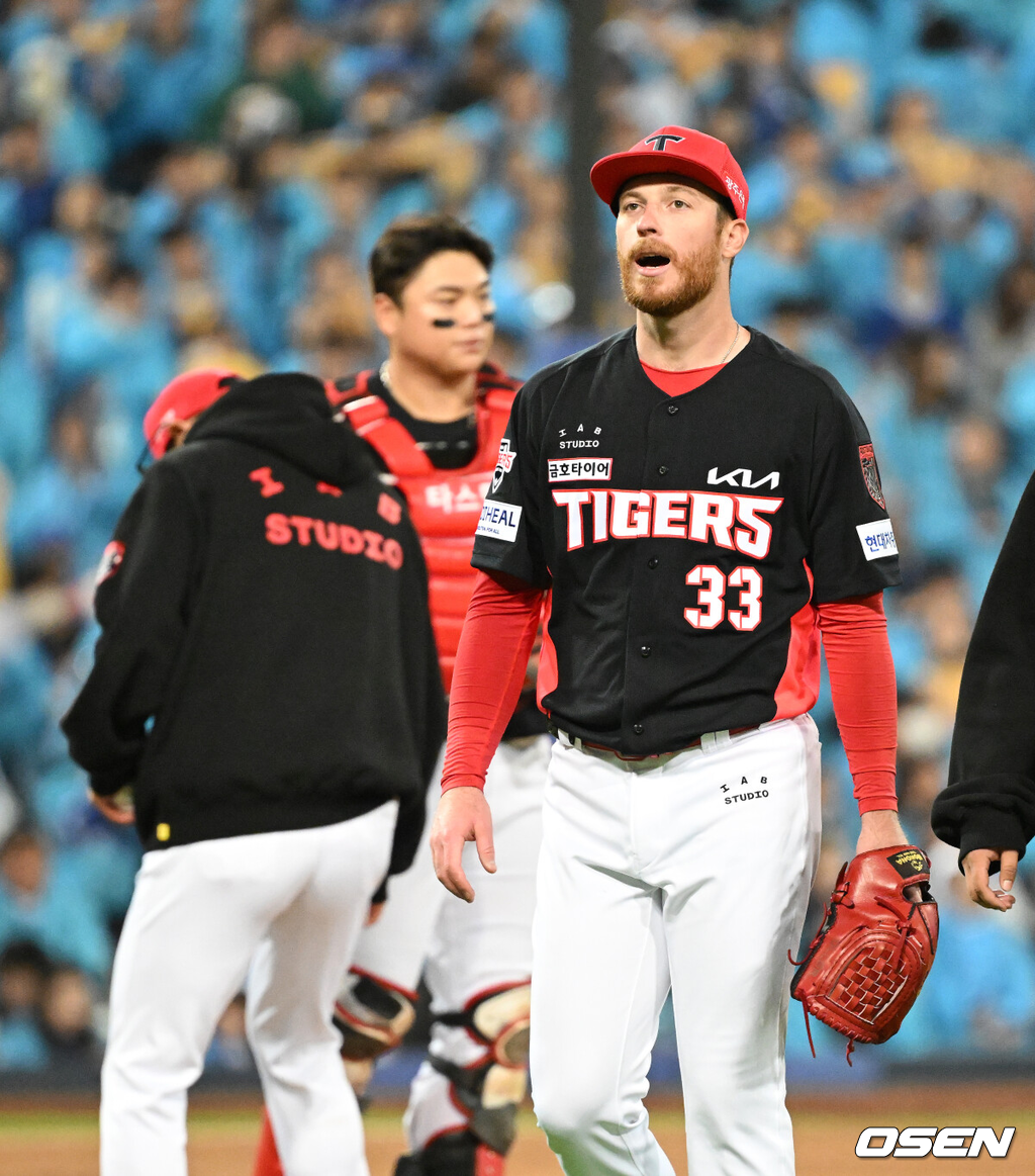 27일 대구삼성라이온즈파크에서 2026 신한 SOL KBO 플레이오프 2차전 삼성 라이온즈와 KIA 타이거즈의 경기가 열렸다.삼성은 아리엘 후라도, KIA는 애덤 올러가 나섰다.5회말 2사 1루에서 KIA 올러가 마운드를 내려가고 있다. 2026.10.27 /sunday@osen.co.kr