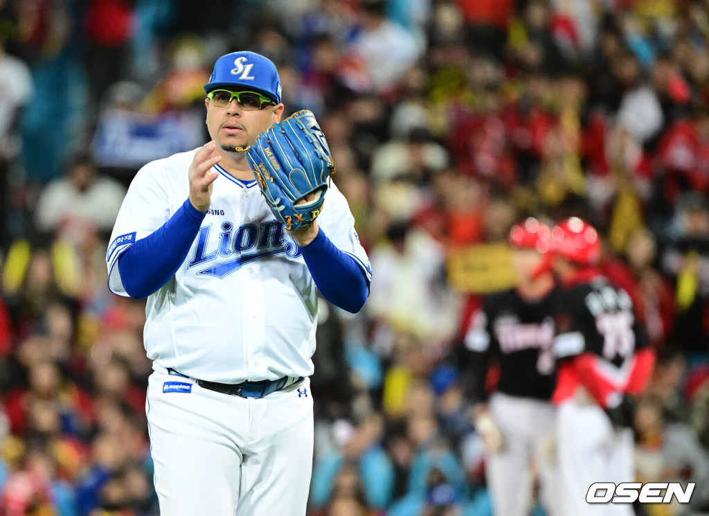 27일 대구삼성라이온즈파크에서 2026 신한 SOL KBO 플레이오프 2차전 삼성 라이온즈와 KIA 타이거즈의 경기가 열렸다.삼성은 아리엘 후라도, KIA는 애덤 올러가 선발로 나섰다.7회초 2사 1,3루에서 삼성 후라도가 교체되며 팬들에게 인사를 하고 있다. 2026.10.27 / jpnews@osen.co.kr