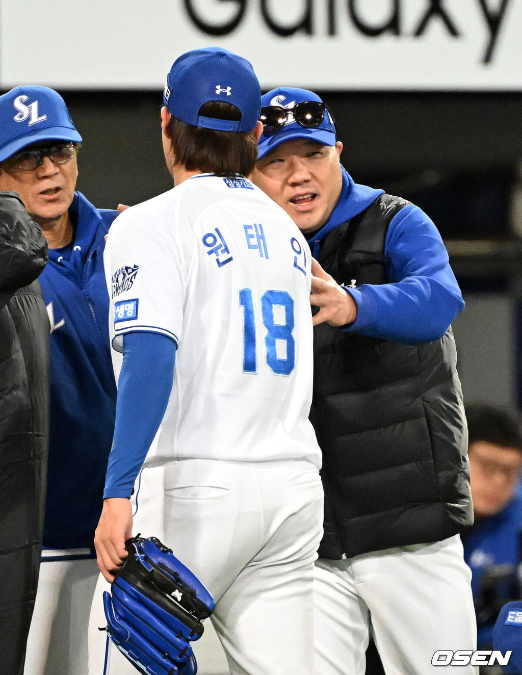 삼성은 27일 대구 삼성라이온즈파크에서 열린 KIA와의 2026 신한 SOL KBO 플레이오프 2차전에서 8-3으로 승리했다.1차전에서 1-5로 패했던 삼성은 시리즈 전적 1승 1패로 균형을 맞췄다.경기 종료 후 삼성 박진만 감독이 원태인과 승리의 기쁨을 나누고 있다. 2026.10.27 /sunday@osen.co.kr
