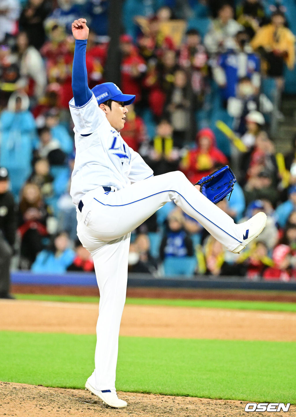 삼성 라이온즈가 설욕에 성공했다. 삼성은 27일 대구 삼성라이온즈파크에서 열린 2026 신한 SOL KBO 포스트시즌 KIA 타이거즈와의 플레이오오프 2차전을 8-3로 승리했다. 선발 아리엘 후라도가 역투를 펼치며 승리의 발판을 놓았다. 박승규의 동점타, 구자욱의 역전타, 디아즈의 투런홈런 최형우의 쐐기포 등이 터지며 승리를 이끌었다. 시리즈 승부를 1승1패 원점으로 돌렸다. 9회초 삼성 원태인이 역투하고 있다. 2026.10.27 / jpnews@osen.co.kr