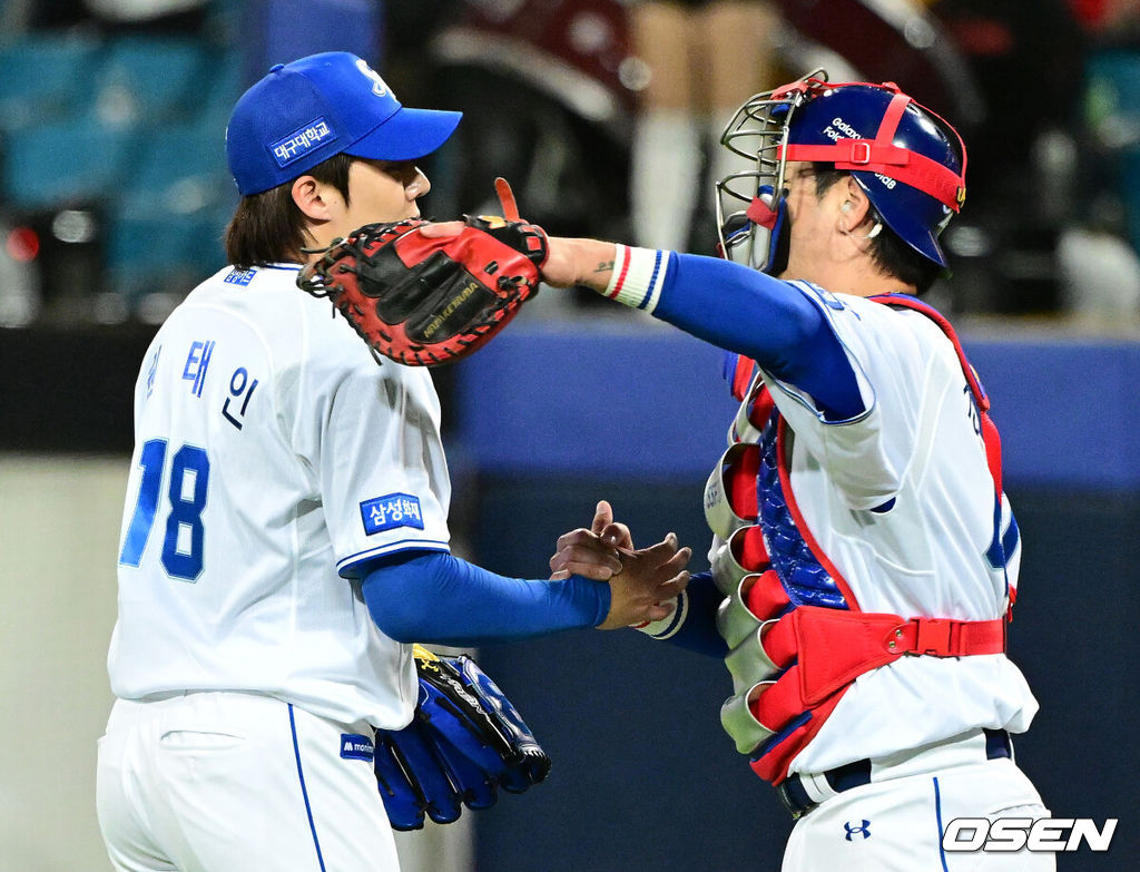 삼성 라이온즈가 설욕에 성공했다. 삼성은 27일 대구 삼성라이온즈파크에서 열린 2026 신한 SOL KBO 포스트시즌 KIA 타이거즈와의 플레이오오프 2차전을 8-3로 승리했다. 선발 아리엘 후라도가 역투를 펼치며 승리의 발판을 놓았다. 박승규의 동점타, 구자욱의 역전타, 디아즈의 투런홈런 최형우의 쐐기포 등이 터지며 승리를 이끌었다. 시리즈 승부를 1승1패 원점으로 돌렸다. 경기를 마치고 삼성 원태인, 강민호가 승리를 기뻐하고 있다. 2026.10.27 / jpnews@osen.co.kr