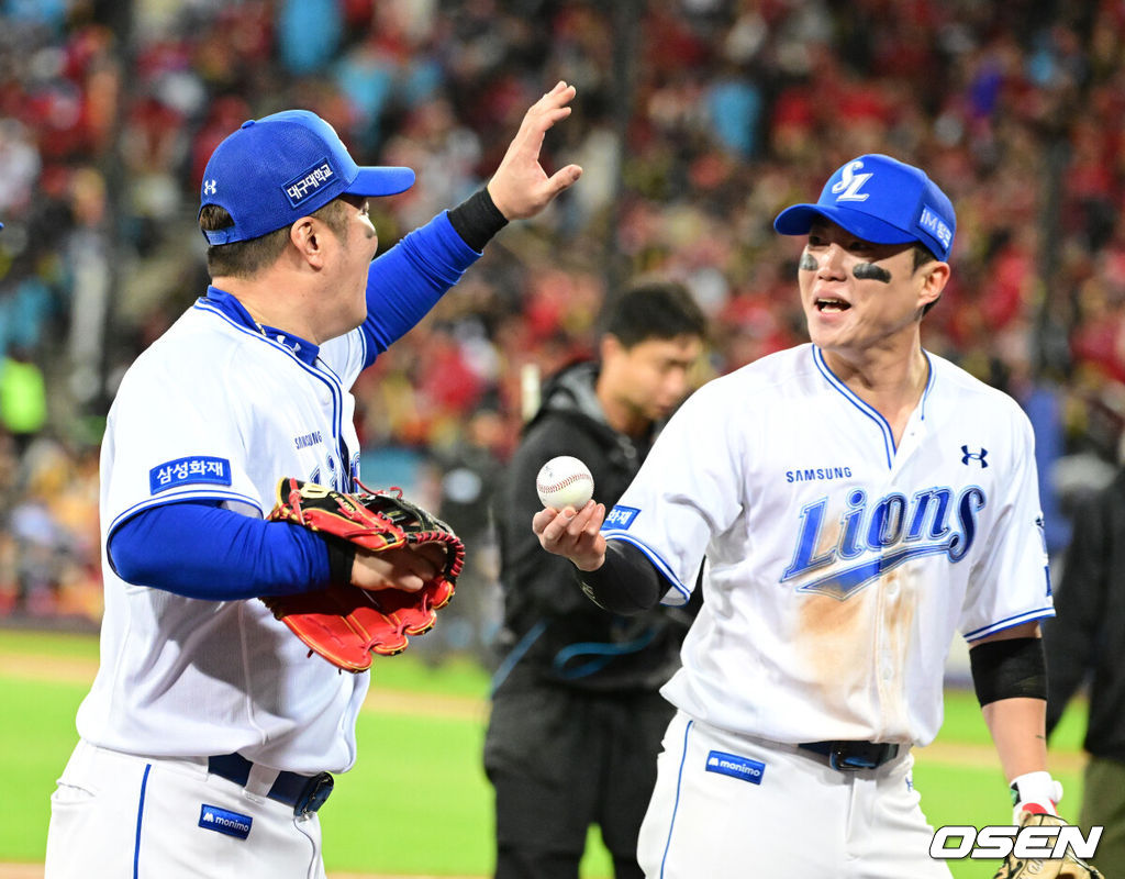 27일 대구삼성라이온즈파크에서 2026 신한 SOL KBO 플레이오프 2차전 삼성 라이온즈와 KIA 타이거즈의 경기가 열렸다.삼성은 아리엘 후라도, KIA는 애덤 올러가 선발로 나섰다.6회초 2사에서 삼성 최형우가 KIA 카스트로의 좌전 안타에 2루에서 아웃시키며 동료선수들과 기뻐하고 있다. 2026.10.27 / jpnews@osen.co.kr
