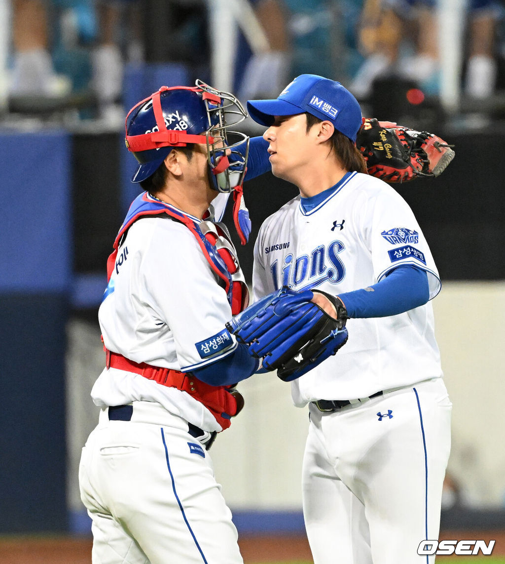 삼성은 27일 대구 삼성라이온즈파크에서 열린 KIA와의 2026 신한 SOL KBO 플레이오프 2차전에서 8-3으로 승리했다.1차전에서 1-5로 패했던 삼성은 시리즈 전적 1승 1패로 균형을 맞췄다.경기 종료 후 삼성 강민호, 원태인이 승리의 기쁨을 나누고 있다. 2026.10.27 /sunday@osen.co.kr