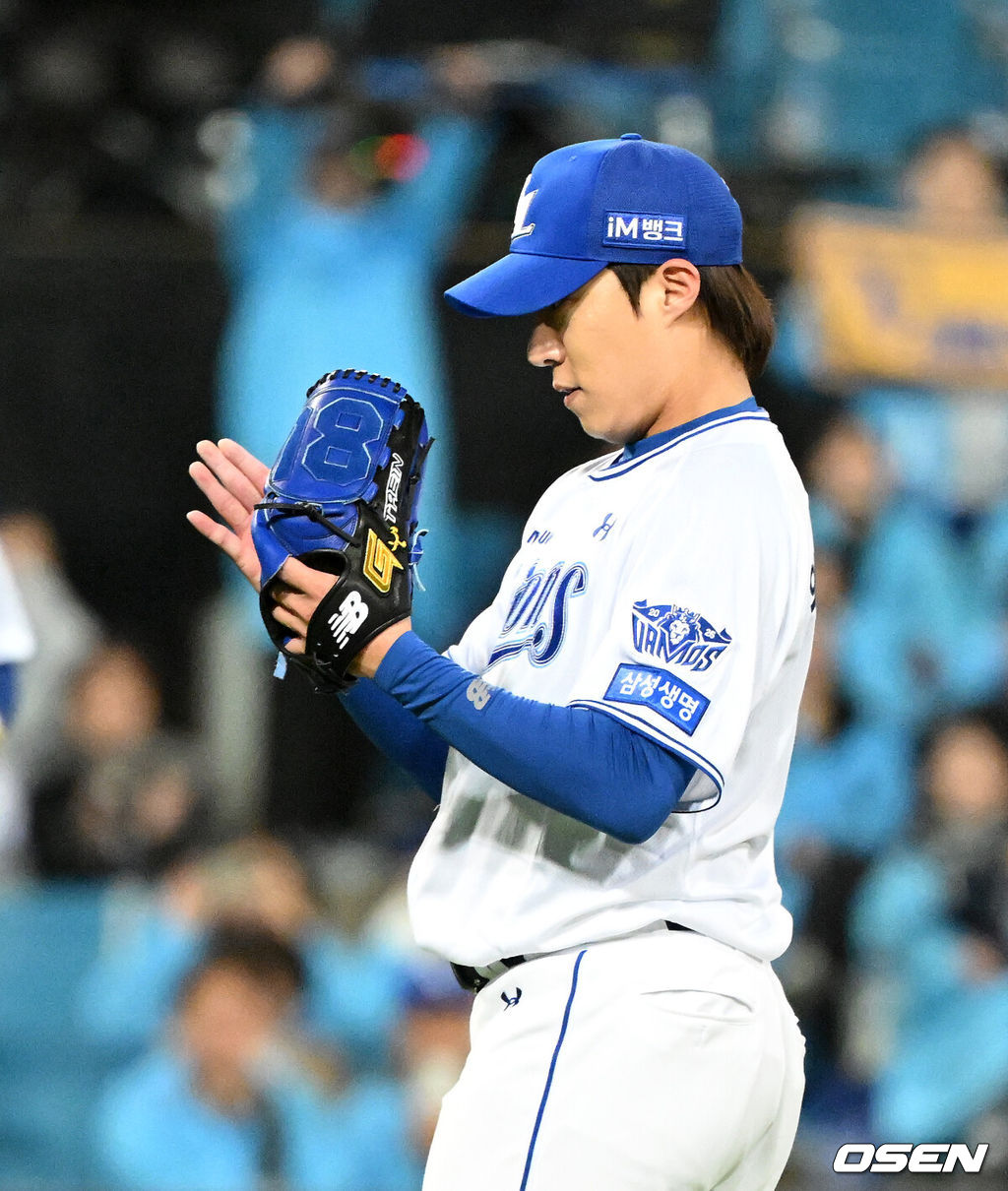 삼성은 27일 대구 삼성라이온즈파크에서 열린 KIA와의 2026 신한 SOL KBO 플레이오프 2차전에서 8-3으로 승리했다.1차전에서 1-5로 패했던 삼성은 시리즈 전적 1승 1패로 균형을 맞췄다.경기 종료 후 삼성 원태인이 승리의 기쁨을 나누고 있다. 2026.10.27 /sunday@osen.co.kr