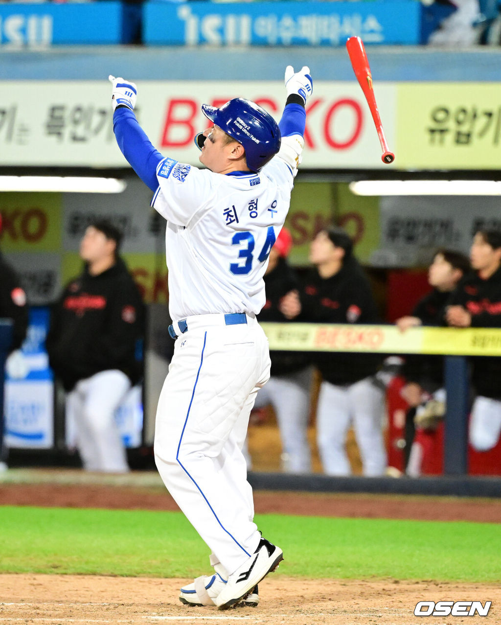 27일 대구삼성라이온즈파크에서 2026 신한 SOL KBO 플레이오프 2차전 삼성 라이온즈와 KIA 타이거즈의 경기가 열렸다.삼성은 아리엘 후라도, KIA는 애덤 올러가 선발로 나섰다.7회말 1사에서 삼성 최형우가 우월 솔로포를 날리고 있다. 2026.10.27 / jpnews@osen.co.kr