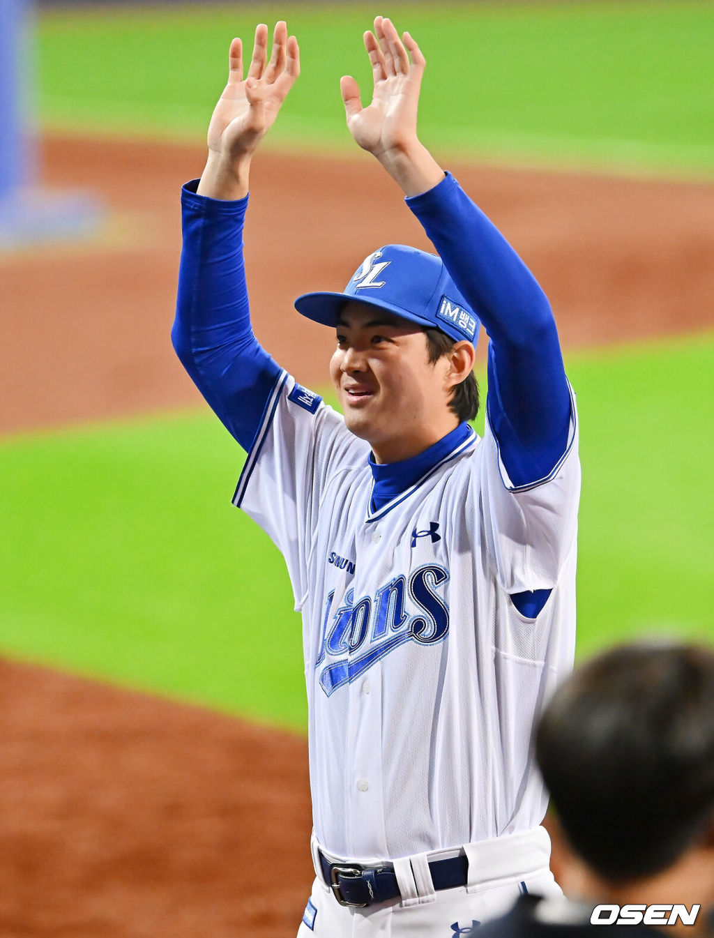 27일 대구삼성라이온즈파크에서 2026 신한 SOL KBO 플레이오프 2차전 삼성 라이온즈와 KIA 타이거즈의 경기가 열렸다. 홈팀 삼성은 후라도가, 방문팀 KIA는 올러가 선발 출전했다.삼성 라이온즈 구자욱이 KIA 타이거즈에 8-3으로 승리한 후 팬들에게 인사를 하고 있다. 2026.10.27 / foto0307@osen.co.kr