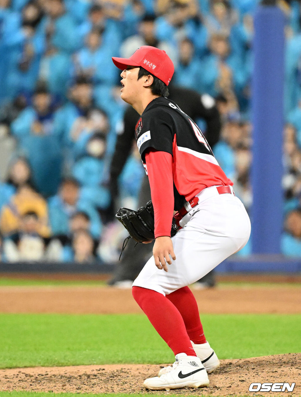 27일 대구삼성라이온즈파크에서 2026 신한 SOL KBO 플레이오프 2차전 삼성 라이온즈와 KIA 타이거즈의 경기가 열렸다.삼성은 아리엘 후라도, KIA는 애덤 올러가 나섰다.5회말 2사 만루에서 KIA 이의리가 삼성 최형우에게 볼넷을 허용하며 아쉬워하고 있다. 2026.10.27 /sunday@osen.co.kr