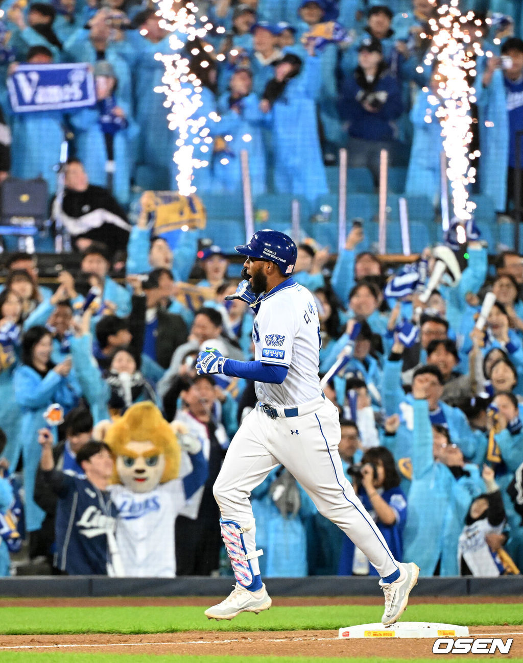 27일 대구삼성라이온즈파크에서 2026 신한 SOL KBO 플레이오프 2차전 삼성 라이온즈와 KIA 타이거즈의 경기가 열렸다.삼성은 아리엘 후라도, KIA는 애덤 올러가 나섰다.3회말 2사 1루에서 삼성 디아즈가 우중월 투런 홈런을 치고 환호하고 있다. 2026.10.27 /sunday@osen.co.kr