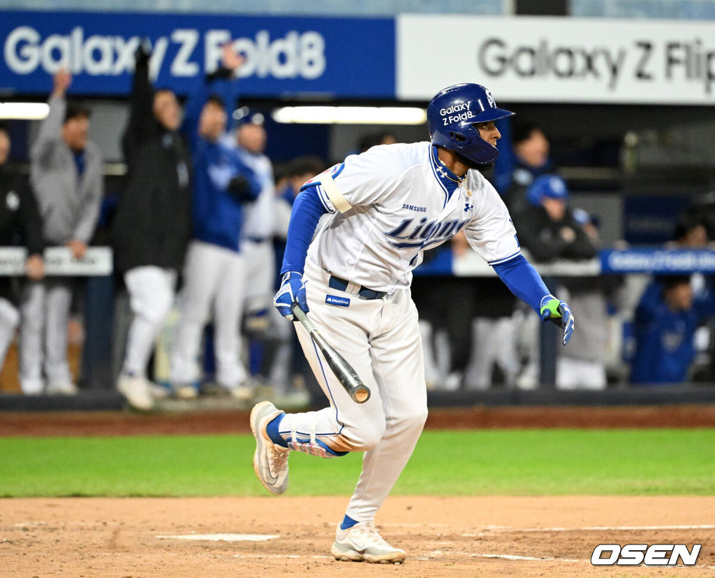 27일 대구삼성라이온즈파크에서 2026 신한 SOL KBO 플레이오프 2차전 삼성 라이온즈와 KIA 타이거즈의 경기가 열렸다.삼성은 아리엘 후라도, KIA는 애덤 올러가 나섰다.3회말 2사 1루에서 삼성 디아즈가 우중월 투런 홈런을 치고 있다. 2026.10.27 /sunday@osen.co.kr
