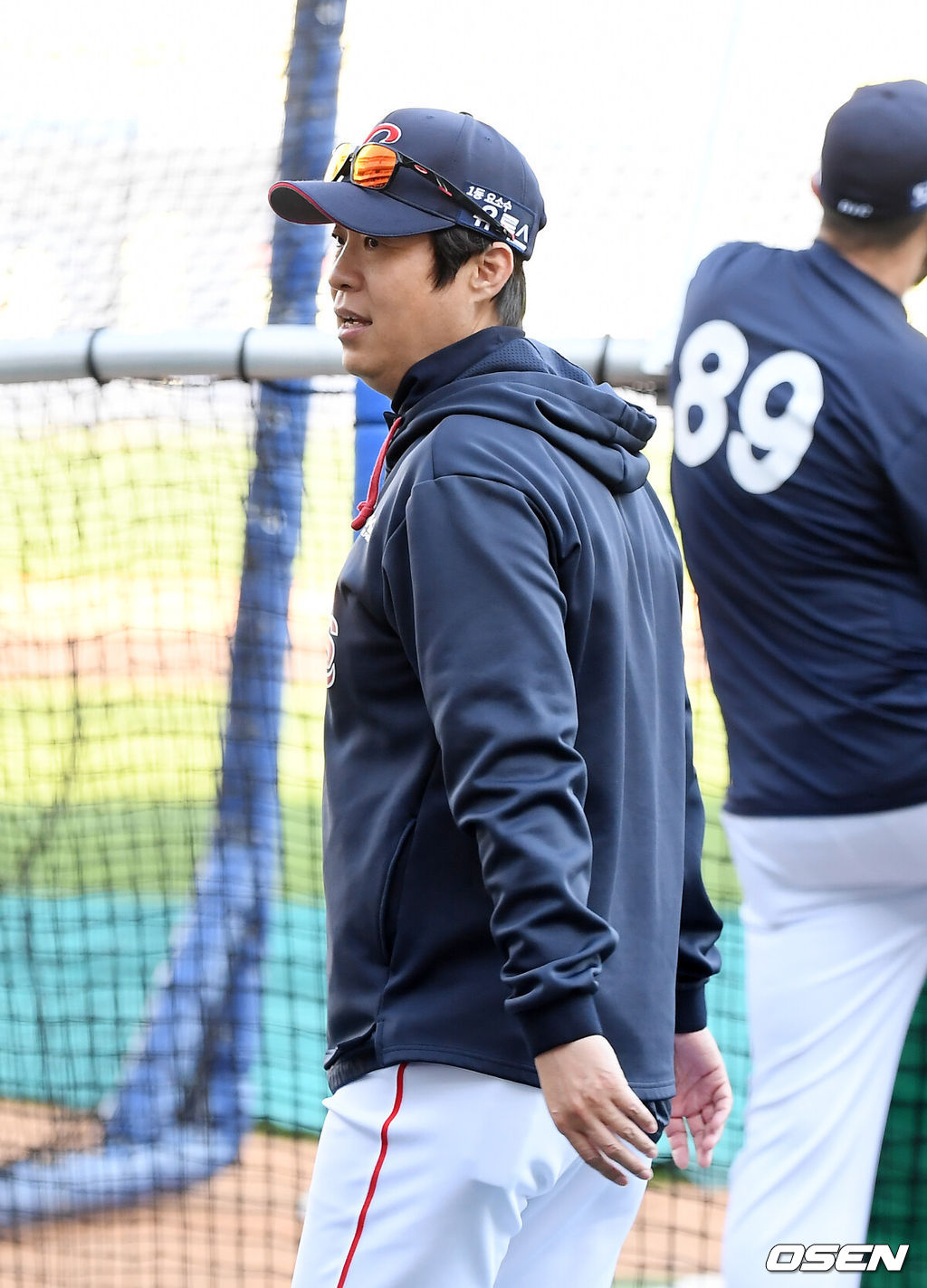 6일 오후 창원 NC파크에서 ‘2021 신한은행 SOL KBO 리그’ NC 다이노스와 롯데 자이언츠의 경기가 열릴 예정인 그라운드 위에서 훈련이 진행됐다.롯데 허문회 감독이 그라운드 위에서 선수들의 훈련을 지켜보고 있다./rumi@osen.co.kr