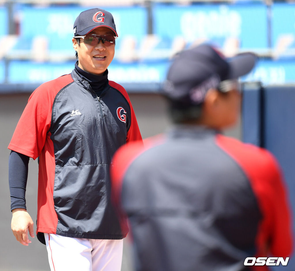 25일 오후 수원 KT위즈파크에서 ‘2021 신한은행 SOL KBO리그’ KT 위즈와 롯데 자이언츠의 경기가 열린다.롯데 허문회 감독이 선수들의 훈련을 지켜보고 있다. / dreamer@osen.co.kr