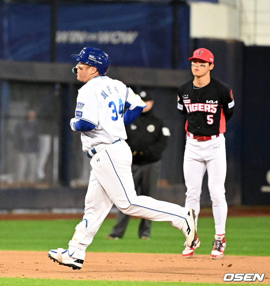 27일 대구삼성라이온즈파크에서 2026 신한 SOL KBO 플레이오프 2차전 삼성 라이온즈와 KIA 타이거즈의 경기가 열렸다.삼성은 아리엘 후라도, KIA는 애덤 올러가 나섰다.7회말 1사에서 삼성 최형우가 우월 솔로 홈런을 치고 그라운드를 달리고 있다. 2026.10.27 /sunday@osen.co.kr