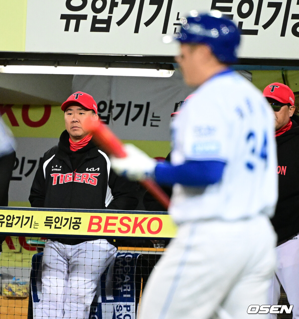 27일 대구삼성라이온즈파크에서 2026 신한 SOL KBO 플레이오프 2차전 삼성 라이온즈와 KIA 타이거즈의 경기가 열렸다.삼성은 아리엘 후라도, KIA는 애덤 올러가 선발로 나섰다.2회말 KIA 이범호 감독이 경기를 지켜보고 있다. 타석 들어서는 삼성 최형우. 2026.10.27 / jpnews@osen.co.kr