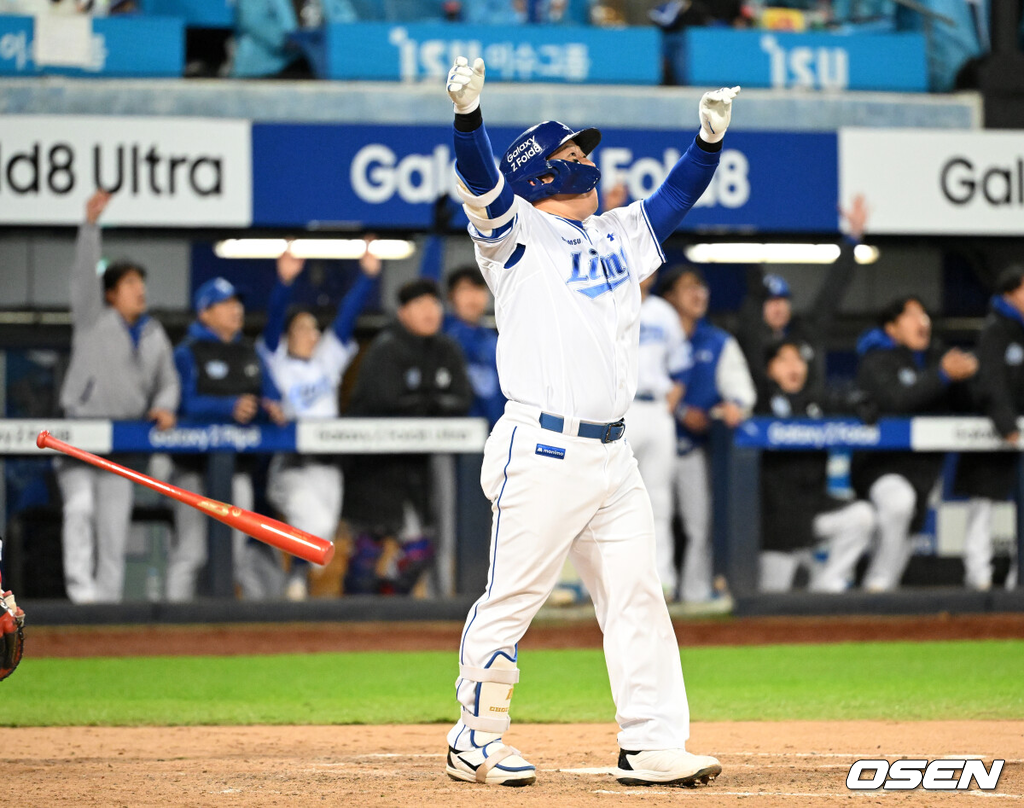 27일 대구삼성라이온즈파크에서 2026 신한 SOL KBO 플레이오프 2차전 삼성 라이온즈와 KIA 타이거즈의 경기가 열렸다.삼성은 아리엘 후라도, KIA는 애덤 올러가 나섰다.7회말 1사에서 삼성 최형우가 우월 솔로 홈런을 치고 있다. 2026.10.27 /sunday@osen.co.kr