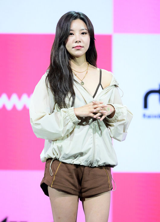 11일 오후 서울 광장동 예스24라이브홀에서 마마무 열두 번째 미니앨범 'MIC ON (마이크 온)' 발매 기념 쇼케이스가 열렸다.타이틀곡 'ILLELLA (일낼라)'는 짙은 브라스와 반복적인 기타 리프가 인상적인 레게 톤의 이국적인 곡으로, 찬란한 달빛 아래 같은 마음임을 확인한 두 사람의 강렬한 세레나데다. 중독성 짙은 멜로디와 은유적인 가사, 네 멤버의 매혹적인 목소리가 어우러져 마치 특별한 일이 일어날 것만 같은 설렘 가득한 밤을 기대하게 한다.마마무 휘인이 포토타임을 하고 있다. 2022.10.11 /jpnews@osen.co.kr