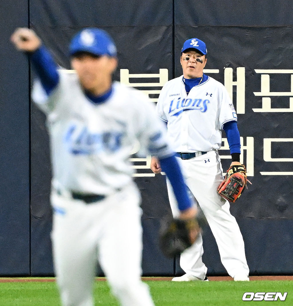 6회초 2사에서 삼성 최형우가 2루 송구를 하고 결과를 바라보고 있다. 