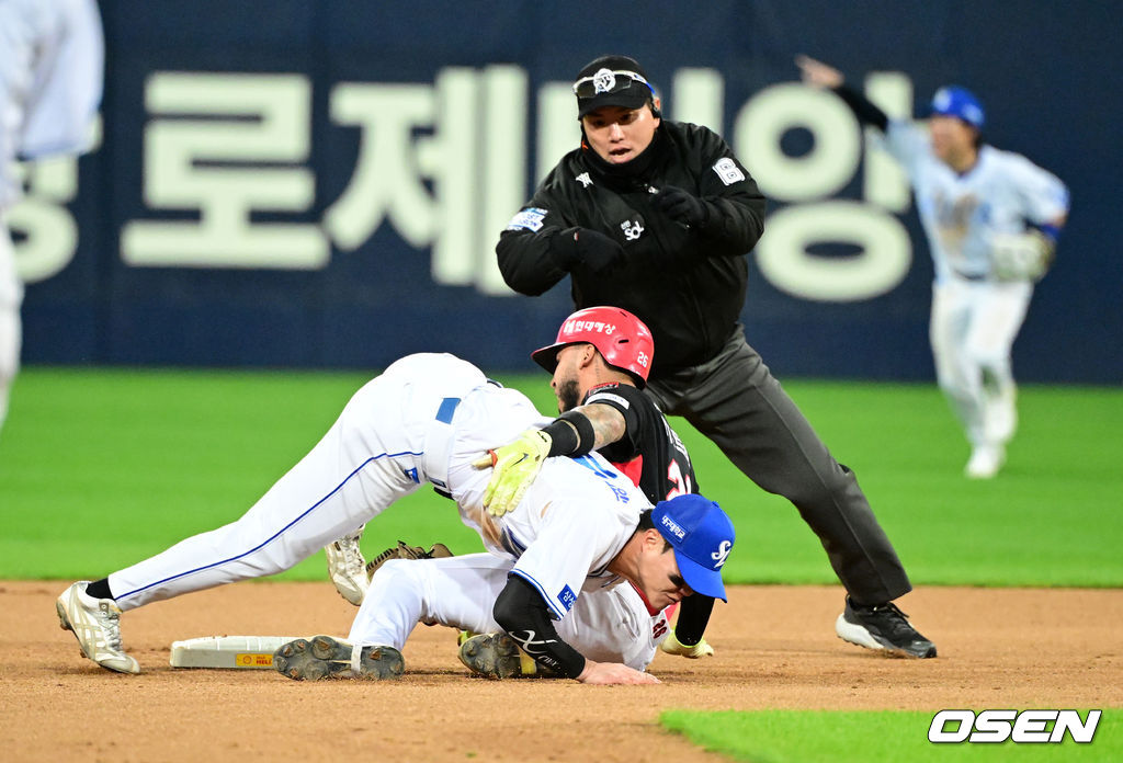 6회초 2사에서 KIA 카스트로가 좌전 안타를 날리고 2루에서 삼성 류지혁에 태그아웃 당하고 있다.