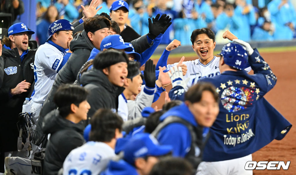 최형우가 7회말 1사 우월 솔로 홈런을 치고 동료들의 축하를 받고 있다. 