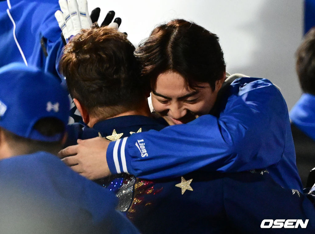 7회말 1사에서 삼성 최형우가 우월 솔로포를 날리고 구자욱과 포옹을 하고 있다.