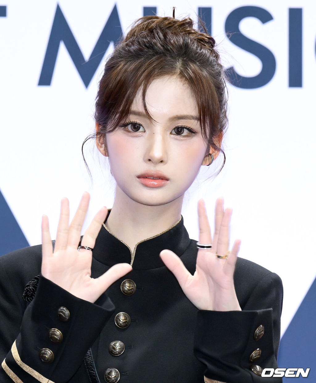 2026 더팩트 뮤직 어워즈(TMA) 레드카펫 행사가 19일 부산 아시아드 주경기장에서 열렸다.‘2026 더팩트 뮤직 어워즈’에는 라이즈(RIIZE), 리센느(RESCENE), 싸이커스(xikers), 아이딧(IDID), 아일릿(ILLIT), 알파드라이브원(ALPHA DRIVE ONE), 에반(EVAN), 에이티즈(ATEEZ), 엔믹스(NMIXX), 올데이 프로젝트(ALLDAY PROJECT), 임영웅, 최예나, 코르티스(CORTIS), 클로즈 유어 아이즈(CLOSE YOUR EYES), 키키(KiiiKiii), 트레저(TREASURE), 트리플에스(tripleS)가 출연한다.엔믹스 설윤이 포즈를 취하고 있다. 2026.09.18 /cej@osen.co.kr