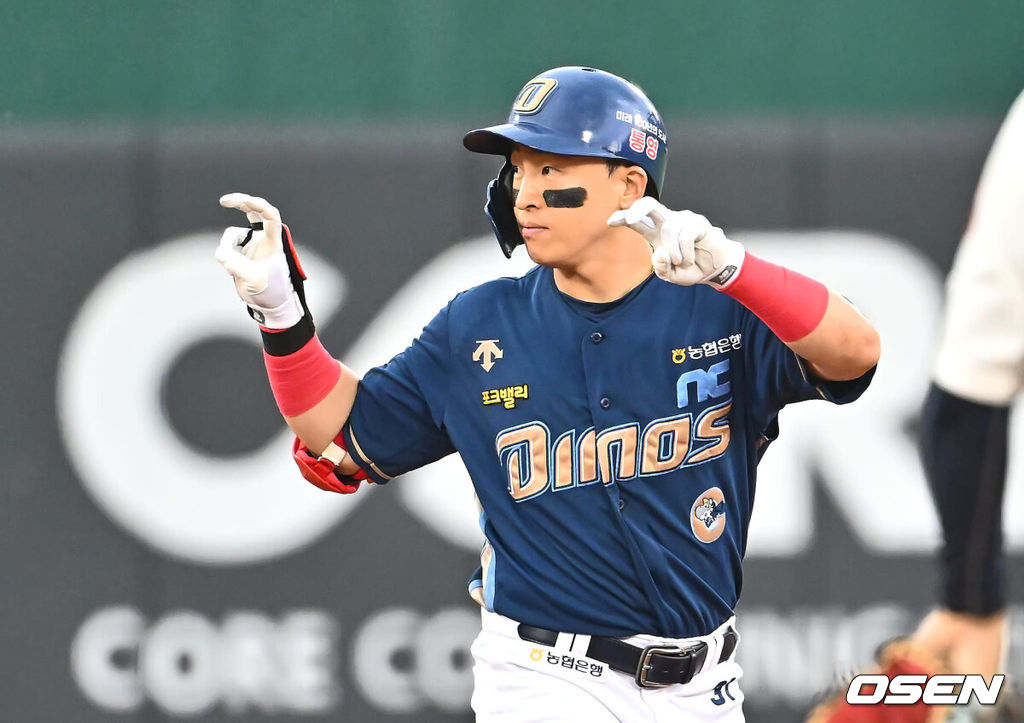 2일 부산 사직야구장에서 2024 신한 SOL 뱅크 KBO 리그 롯데 자이언츠와 NC 다이노스의 경기가 열렸다. 1승씩을 주고 받고 연패 탈출에 성공한 롯데와 NC는 위닝시리즈를 위해 각각 박세웅과 신민혁을 선발로 내세운다.NC 다이노스 손아섭이 5회초 2사 2루 우익수 오른쪽 1타점 2루타를 치고 세리머니를 하고 있다. 2024.06.02 / foto0307@osen.co.kr