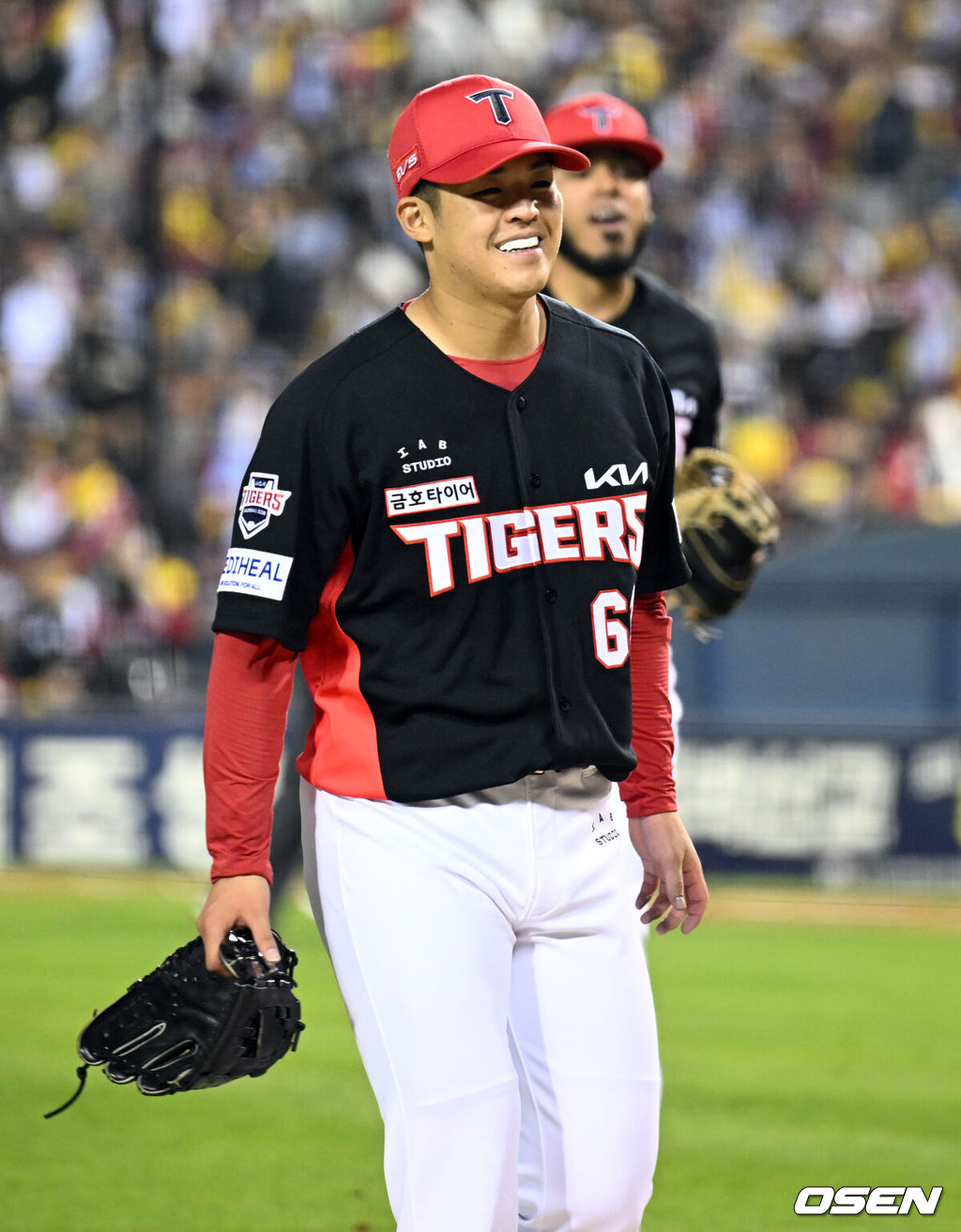 20일 서울 송파구 잠실야구장에서 2026 신한 SOL KBO 준플레이오프 3차전 LG 트윈스와 KIA 타이거즈의 경기가 열렸다. 홈팀 LG는 카라스코, KIA는 시라카와를 선발투수로 내세웠다.5회말 이닝을 마친 KIA 시라카와가 더그아웃으로 향하고 있다. 2026.10.20 /cej@osen.co.kr