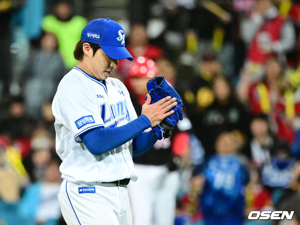 삼성 라이온즈가 설욕에 성공했다. 삼성은 27일 대구 삼성라이온즈파크에서 열린 2026 신한 SOL KBO 포스트시즌 KIA 타이거즈와의 플레이오오프 2차전을 8-3로 승리했다. 선발 아리엘 후라도가 역투를 펼치며 승리의 발판을 놓았다. 박승규의 동점타, 구자욱의 역전타, 디아즈의 투런홈런 최형우의 쐐기포 등이 터지며 승리를 이끌었다. 시리즈 승부를 1승1패 원점으로 돌렸다. 경기를 마치고 삼성 원태인이 승리를 기뻐하고 있다. 2026.10.27 / jpnews@osen.co.kr