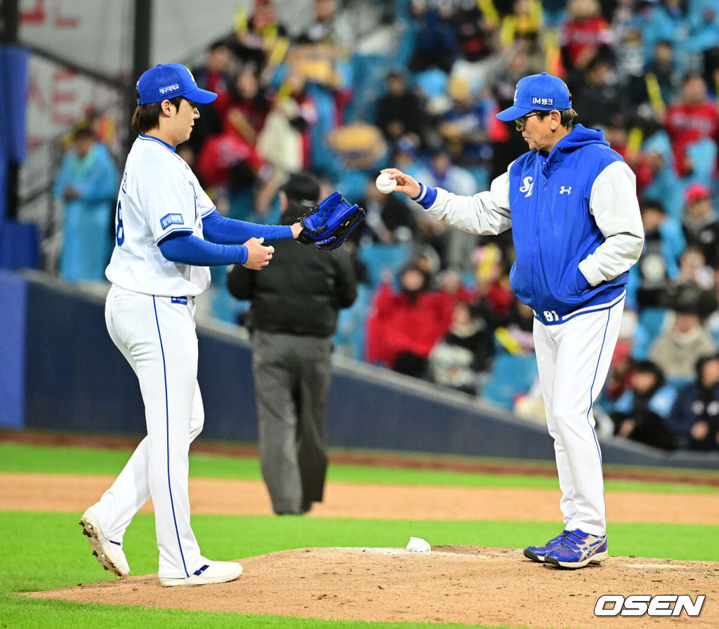 27일 대구삼성라이온즈파크에서 2026 신한 SOL KBO 플레이오프 2차전 삼성 라이온즈와 KIA 타이거즈의 경기가 열렸다.삼성은 아리엘 후라도, KIA는 애덤 올러가 선발로 나섰다.9회초 삼성 최일언 코치가 원태인에 볼을 건네고 있다. 2026.10.27 / jpnews@osen.co.kr