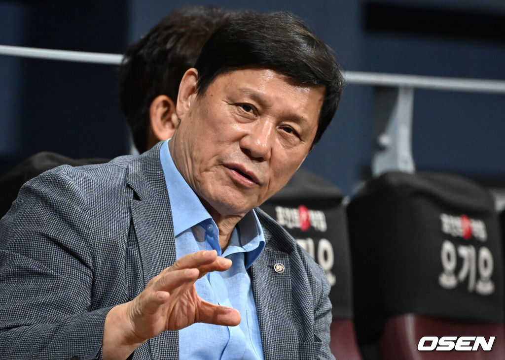 류지현 감독이 이끄는 2026 아이치·나고야 아시안게임 야구 대표팀이 17일 오후 서울 고척스카이돔에서 상무와의 연습경기를 가졌다.야구 대표팀은 오는 18일 나고야로 이동한 뒤 21일 B조 조별예선 대만전, 22일 홍콩전, 23일 태국전을 치른 뒤 25일부터 26일까지 슈퍼라운드를 거쳐 27일 메달 결정전을 펼친다. KBO 허구연 총재가 연습경기를 지켜보고 있다. 2026.09.17 /cej@osen.co.kr