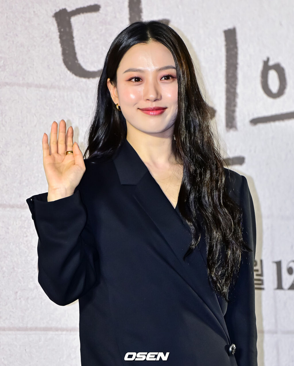 8일 오후 서울 상암 스탠포드 호텔 그랜드볼룸에서 지니 TV 오리지널 ‘당신의 맛’ 제작발표회가 열렸다.‘당신의 맛’은 식품 기업을 물려받기 위해 작은 식당을 인수 합병하는 ‘레시피 사냥꾼’이 된 재벌 상속남 한범우(강하늘 분)와 전주에서 간판도 없는 원 테이블 식당을 운영 중인 똥고집 셰프 모연주(고민시 분)의 전쟁 같은 키친 타카 성장 로맨스다.배우 고민시가 포즈를 취하고 있다. 2025.05.08 /jpnews@osen.co.kr