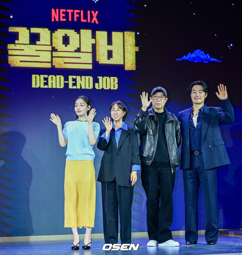 28일 서울 여의도동 페어몬트 앰배서더에서 넷플릭스 시리즈 ‘꿀알바’ 제작발표회가 열렸다.‘꿀알바’는 시급 50배부터 시작하는 ‘꿀알바’만을 소개하는 이상한 인력사무소를 배경으로, 청년 혁준(이재욱 분)이 악몽 같은 노동 현장에 투입되면서 펼쳐지는 생계형 밥벌이 호러 시리즈다. 배우 김민하, 김다민 감독, 한준희 기획총괄, 이희준(왼쪽부터)가 포토타임을 하고 있다. 2026.10.28 / dreamer@osen.co.kr