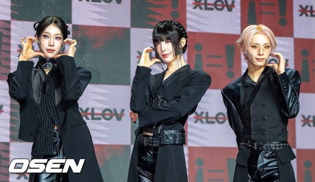 28일 오후 서울 상암당 큐브컨벤션센터에서 그룹 엑스러브(XLOV) 세 번째 미니앨범 'i=!'(아이 이퀄스 아이) 발매 쇼케이스가 진행됐다. 엑스러브(우무티, 루이, 현, 하루)는 지난해 1월 싱글 '아임마'(I'mma Be)로 데뷔한 다국적 4인조 그룹으로, 젠더리스 콘셉트를 앞세워 활동해 왔다. 전작 '아이, 갓'은 미국 빌보드가 선정한 '2026년 상반기 최고의 K팝 앨범 25선'에서는 6위에 올랐다. 한편 그룹 엑스러브(XLOV) 멤버 현은 다리 부상으로 이날 신보 쇼케이스 일정에 불참했다. 엑스러브 루이 우무티 하루가 포즈를 취하고 있다. 2026.10.28 / soul1014@osen.co.kr