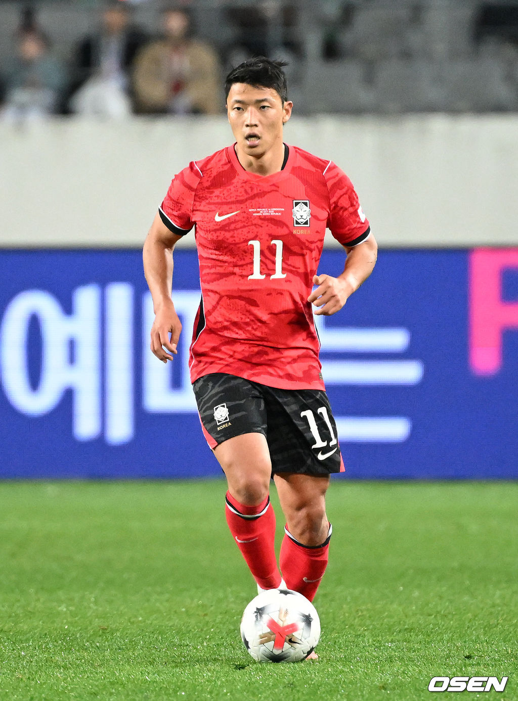 한국축구에 역사적인 날이다. 손흥민(34, LAFC)이 전설 차범근의 A매치 최다골 기록을 넘었다. 로베르트 모레노 감독이 이끄는 대한민국 축구대표팀은 6일 오후 8시 용인미르스타디움에서 개최되는 친선전에서 우즈베키스탄을 상대로 손흥민의 선제골과 오세훈의 추가골이 터져 2-0 완승을 거뒀다. 후반 대한민국 황희찬이 드리블 돌파를 하고 있다. 2026.10.06 /sunday@osen.co.kr