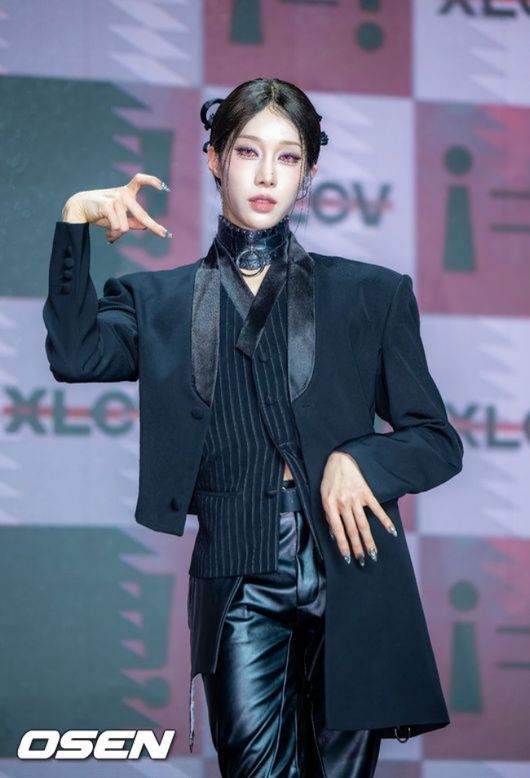 28일 오후 서울 상암당 큐브컨벤션센터에서 그룹 엑스러브(XLOV) 세 번째 미니앨범 'i=!'(아이 이퀄스 아이) 발매 쇼케이스가 진행됐다. 엑스러브(우무티, 루이, 현, 하루)는 지난해 1월 싱글 '아임마'(I'mma Be)로 데뷔한 다국적 4인조 그룹으로, 젠더리스 콘셉트를 앞세워 활동해 왔다. 전작 '아이, 갓'은 미국 빌보드가 선정한 '2026년 상반기 최고의 K팝 앨범 25선'에서는 6위에 올랐다. 한편 그룹 엑스러브(XLOV) 멤버 현은 다리 부상으로 이날 신보 쇼케이스 일정에 불참했다. 엑스러브 루이 우무티 하루가 포즈를 취하고 있다. 2026.10.28 / soul1014@osen.co.kr