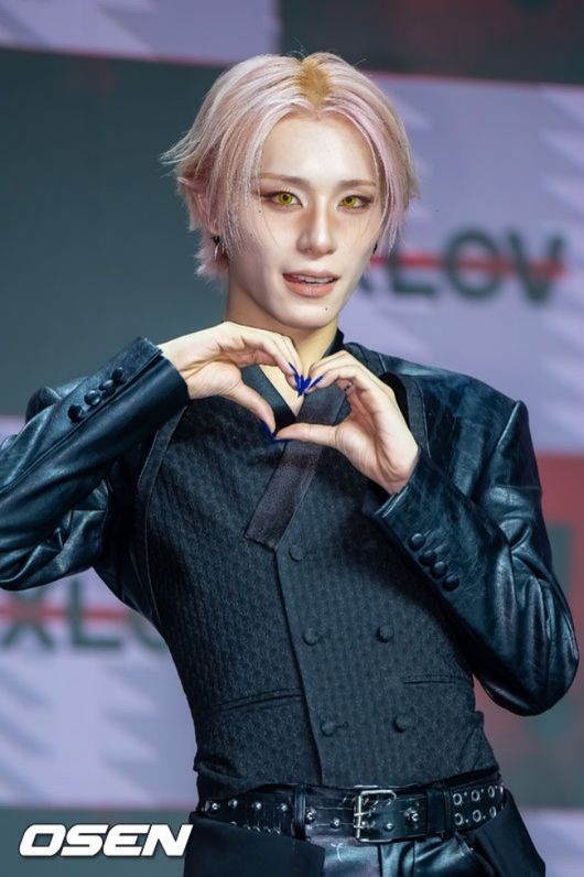 28일 오후 서울 상암당 큐브컨벤션센터에서 그룹 엑스러브(XLOV) 세 번째 미니앨범 'i=!'(아이 이퀄스 아이) 발매 쇼케이스가 진행됐다. 엑스러브(우무티, 루이, 현, 하루)는 지난해 1월 싱글 '아임마'(I'mma Be)로 데뷔한 다국적 4인조 그룹으로, 젠더리스 콘셉트를 앞세워 활동해 왔다. 전작 '아이, 갓'은 미국 빌보드가 선정한 '2026년 상반기 최고의 K팝 앨범 25선'에서는 6위에 올랐다. 한편 그룹 엑스러브(XLOV) 멤버 현은 다리 부상으로 이날 신보 쇼케이스 일정에 불참했다. 엑스러브 루이 우무티 하루가 포즈를 취하고 있다. 2026.10.28 / soul1014@osen.co.kr