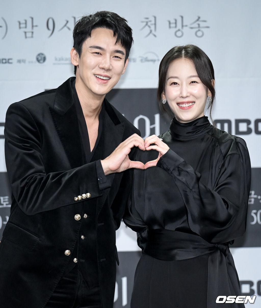MBC 새 금토드라마 ‘라이어’ 제작발표회가 28일 서울 마포구 상암 MBC에서 열렸다.오는 10일 첫 방송는 MBC 새 금토드라마 ‘라이어’는 하나의 기억을 두고 정반대의 주장을 펼치는 두 남녀가 진실을 향해 치열하게 충돌하는 이야기이다. 배우 유연석, 서현진이 포즈를 취하고 있다. 2026.10.28 /cej@osen.co.kr