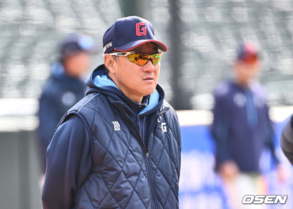 8일 부산 사직야구장에서 2025 신한 SOL 뱅크 KBO 리그 롯데 자이언츠와 KIA 타이거즈의 시범경기가 열린다. 8일 전국 5개 구장에서 개최되는 2025 KBO 시범경기는 오는 18일까지 10경기씩 치르게 된다.롯데 자이언츠 조원우 코치가 훈련을 지켜보고 있다. 2025.03.08 / foto0307@osen.co.kr