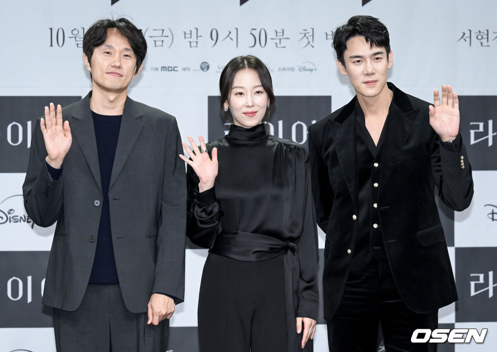 MBC 새 금토드라마 ‘라이어’ 제작발표회가 28일 서울 마포구 상암 MBC에서 열렸다.오는 10일 첫 방송는 MBC 새 금토드라마 ‘라이어’는 하나의 기억을 두고 정반대의 주장을 펼치는 두 남녀가 진실을 향해 치열하게 충돌하는 이야기이다. 조영민 감독, 배우 서현진, 유연석이 포즈를 취하고 있다. 2026.10.28 /cej@osen.co.kr