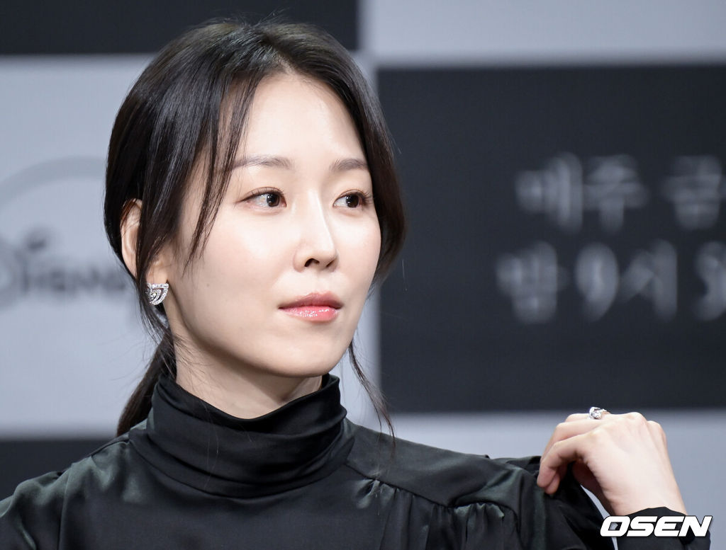 MBC 새 금토드라마 ‘라이어’ 제작발표회가 28일 서울 마포구 상암 MBC에서 열렸다.오는 10일 첫 방송는 MBC 새 금토드라마 ‘라이어’는 하나의 기억을 두고 정반대의 주장을 펼치는 두 남녀가 진실을 향해 치열하게 충돌하는 이야기이다. 배우 서현진이 질문을 듣고 있다. 2026.10.28 /cej@osen.co.kr