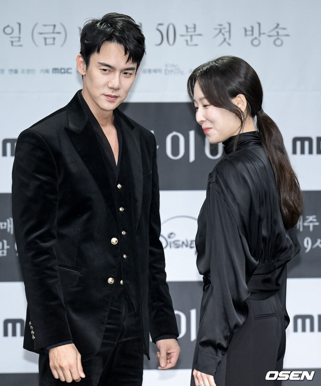 MBC 새 금토드라마 ‘라이어’ 제작발표회가 28일 서울 마포구 상암 MBC에서 열렸다.오는 10일 첫 방송는 MBC 새 금토드라마 ‘라이어’는 하나의 기억을 두고 정반대의 주장을 펼치는 두 남녀가 진실을 향해 치열하게 충돌하는 이야기이다. 배우 유연석, 서현진이 포즈를 취하고 있다. 2026.10.28 /cej@osen.co.kr