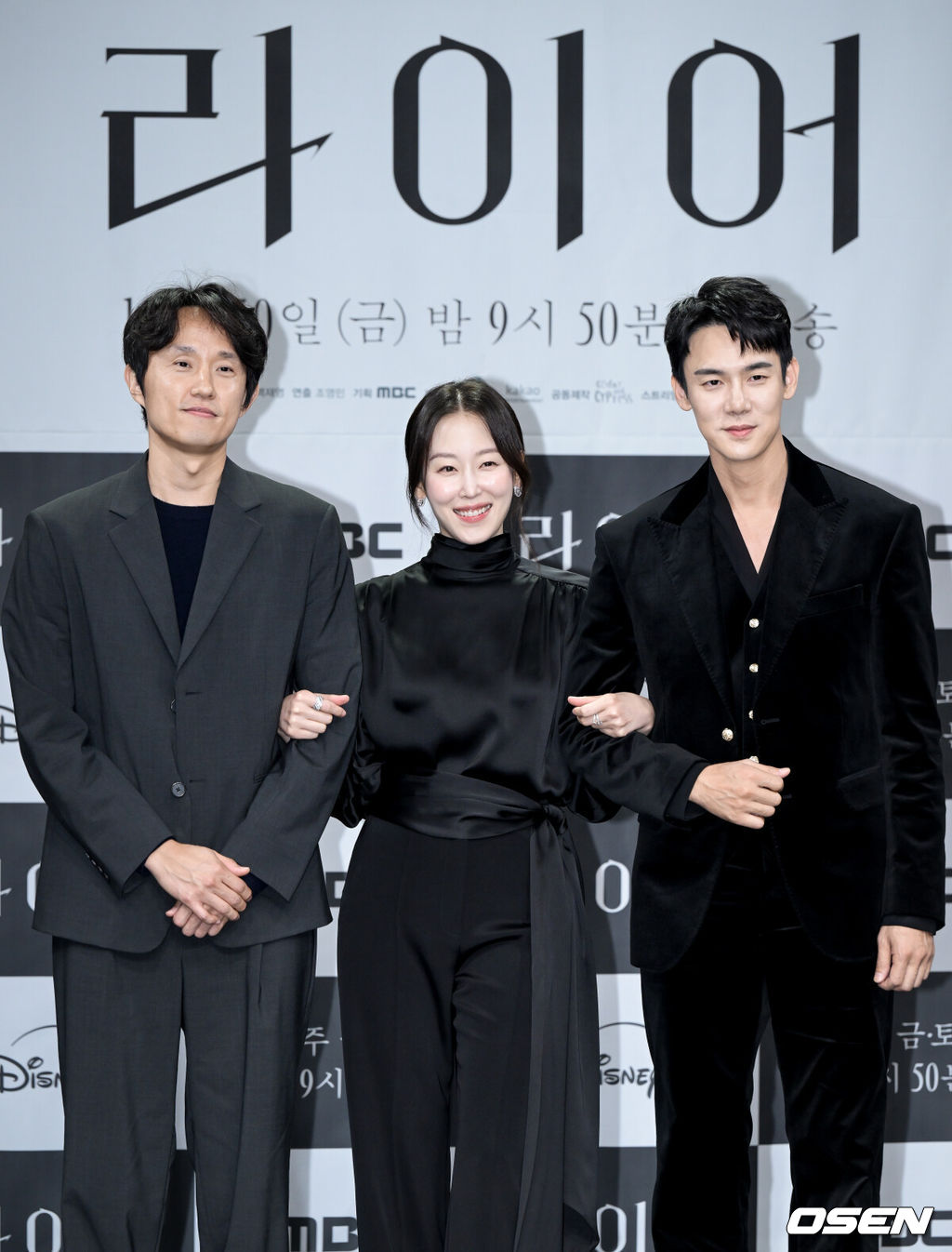MBC 새 금토드라마 ‘라이어’ 제작발표회가 28일 서울 마포구 상암 MBC에서 열렸다.오는 10일 첫 방송는 MBC 새 금토드라마 ‘라이어’는 하나의 기억을 두고 정반대의 주장을 펼치는 두 남녀가 진실을 향해 치열하게 충돌하는 이야기이다. 조영민 감독, 배우 서현진, 유연석이 포즈를 취하고 있다. 2026.10.28 /cej@osen.co.kr