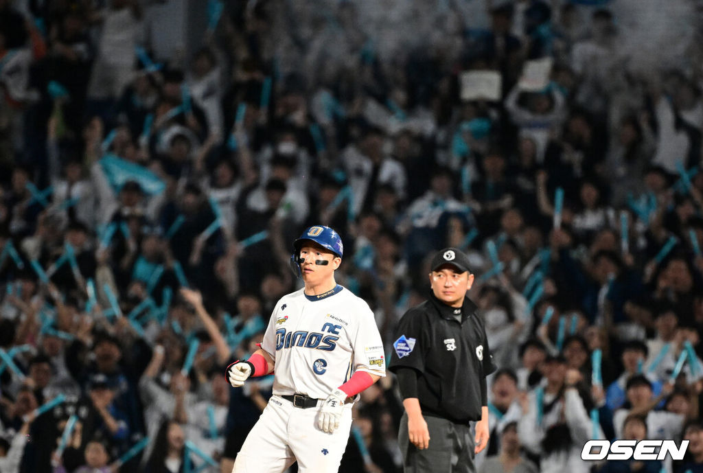 3일 오후 창원 NC파크에서 ‘2023 신한은행 SOL KBO 포스트시즌 플레이오프’ 4차전 NC 다이노스와 KT 위즈의 경기가 열렸다.8회말 1사 1,2루에서 NC 손아섭이 1티점 적시타를 날리며 기뻐하고 있다. 2023.11.03 /jpnews@osen.co.kr