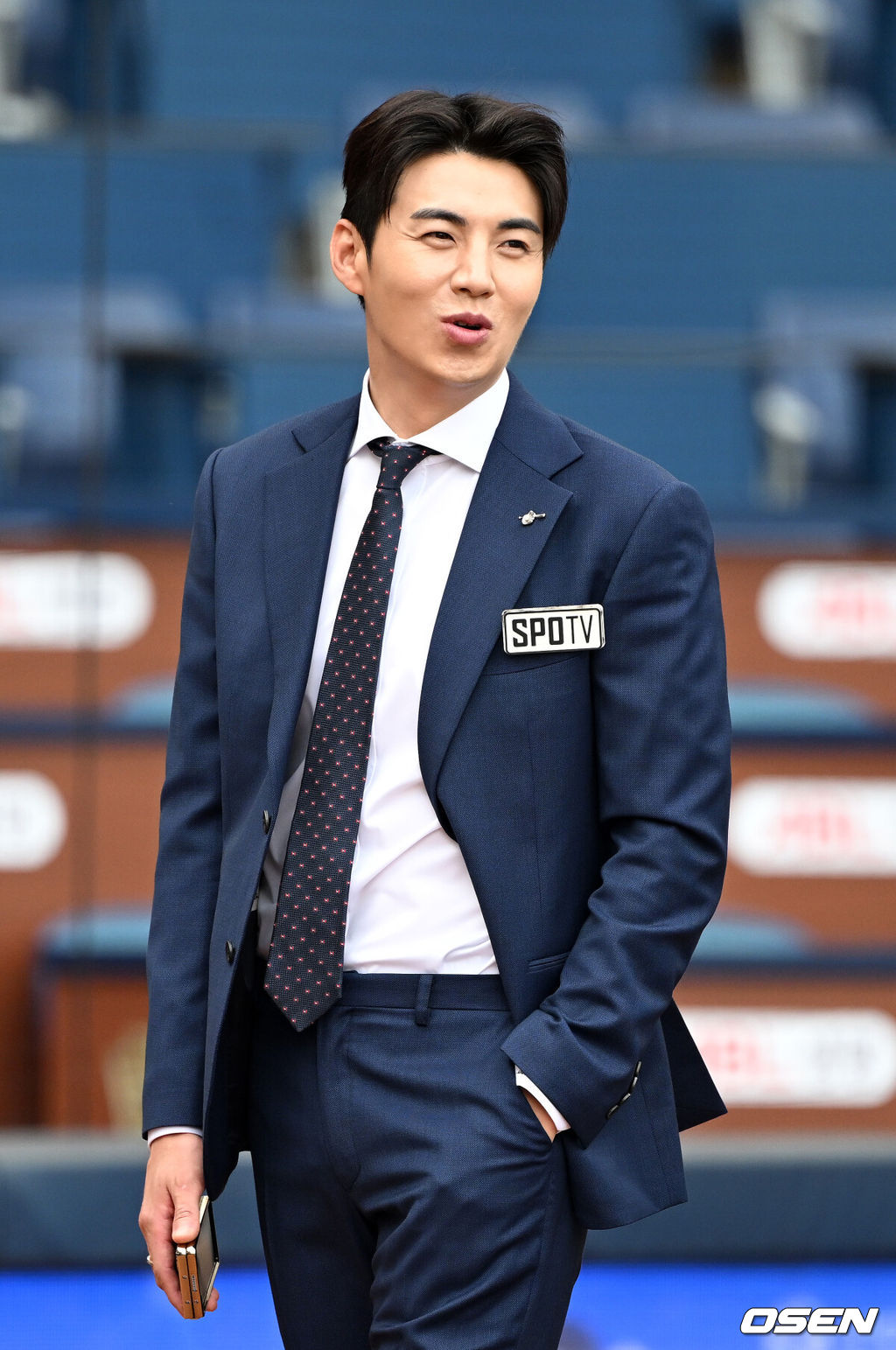 19일 오후 창원NC파크에서 ‘2023 KBO 포스트시즌 와일드카드 결정전 1차전 두산 베어스와 NC 다이노스의 경기가 열렸다.경기에 앞서 이대형 해설위원이 훈련 중인 선수들을 바라보고 있다. 2023.10.19 /sunday@osen.co.kr