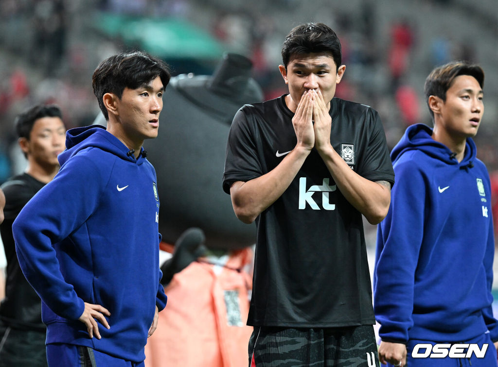 로베르트 모레노 임시 감독이 이끄는 대한민국 축구 국가대표팀은 28일 서울월드컵경기장에서 디에고 포를란 감독이 지휘하는 우루과이와 A매치 맞대결을 치러 1-4로 대패했다.이로써 모레노 감독은 지난 에콰도르전 3-0 완승 분위기를 이어기는 데 실패했다. 부임 2경기 만에 남미 강호 우루과이를 만나 1-4로 무너졌다.경기 종료 후 한국 김민재가 황인범과 이야기를 나누고 있다. 2026.09.28 / sunday@osen.co.kr