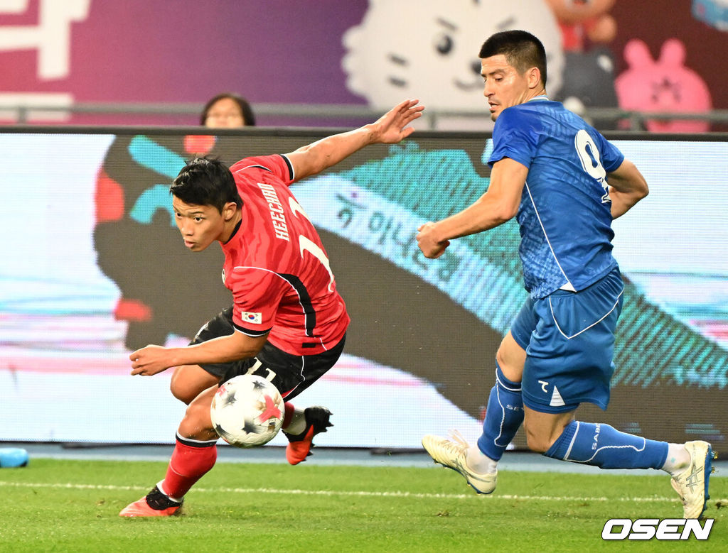 로베르트 모레노 감독이 이끄는 대한민국 축구 대표팀과 우즈베키스탄의 경기가 6일 용인미르스타디움에서 열렸다.이번 우즈베키스탄전은 로베르트 모레노 임시 감독 체제에서 치르는 9~10월 A매치 4연전의 마지막 경기다.앞선 3경기 성적은 1승 1무 1패. 우즈베키스탄을 상대로 수비 안정감을 이어가는 동시에 공격에서 얼마나 달라진 모습을 보여줄지가 관건이다.전반 대한민국 황희찬이 드리블 돌파를 하고 있다. 2026.10.06 /sunday@osen.co.kr