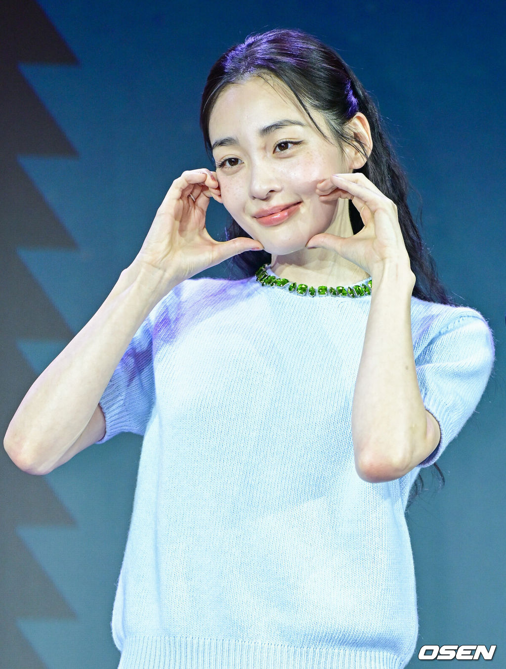 28일 서울 여의도동 페어몬트 앰배서더에서 넷플릭스 시리즈 ‘꿀알바’ 제작발표회가 열렸다.<br /><br />‘꿀알바’는 시급 50배부터 시작하는 ‘꿀알바’만을 소개하는 이상한 인력사무소를 배경으로, 청년 혁준(이재욱 분)이 악몽 같은 노동 현장에 투입되면서 펼쳐지는 생계형 밥벌이 호러 시리즈다. <br /><br />배우 김민하가 포토타임을 하고 있다. 2026.10.28 / dreamer@osen.co.kr