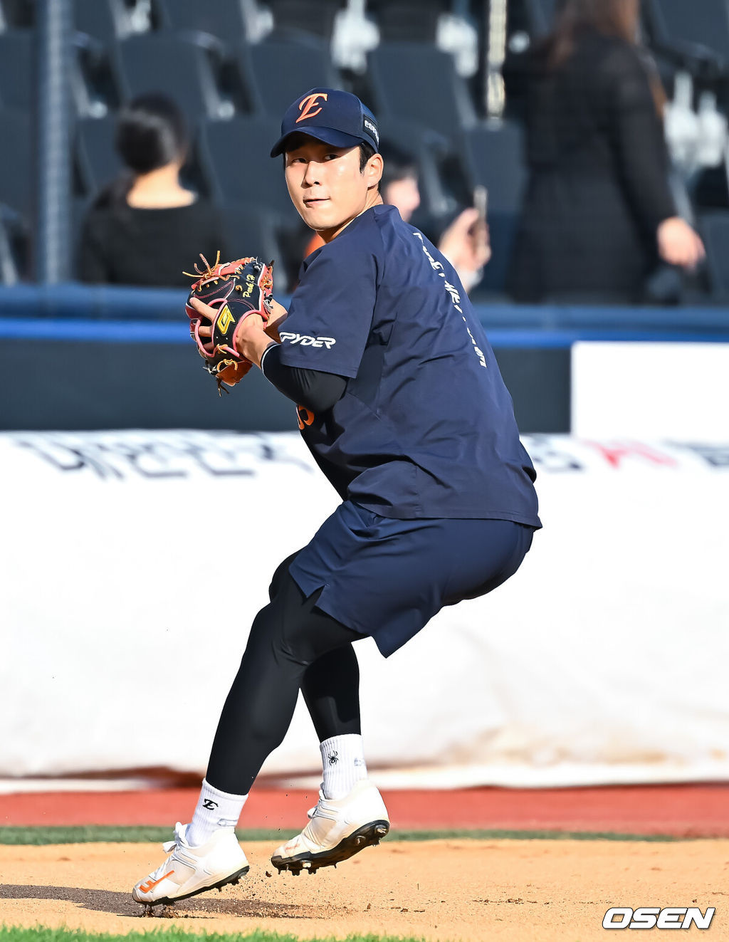 2일 오후 수원KT위즈 파크에서 2026 신한 SOL KBO리그 KT 위즈와 한화 이글스의 경기가 진행됐다.이날 KT는 소형준을, 한화는 류현진을 선발투수로 내세웠다.경기 앞서 한화 박정현이 3루 수비 훈련을 하고 있다. 2026.09.02 / soul1014@osen.co.kr